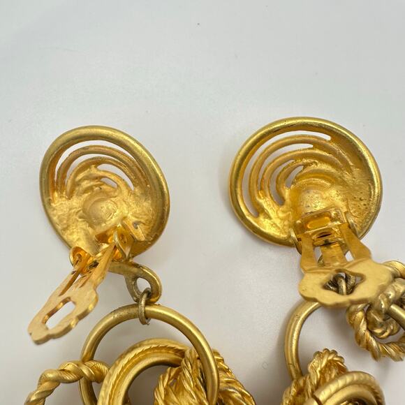 1980s vintage gold tone pink rhinestones massive faux pearl clip on earrings - Picture 8 of 9